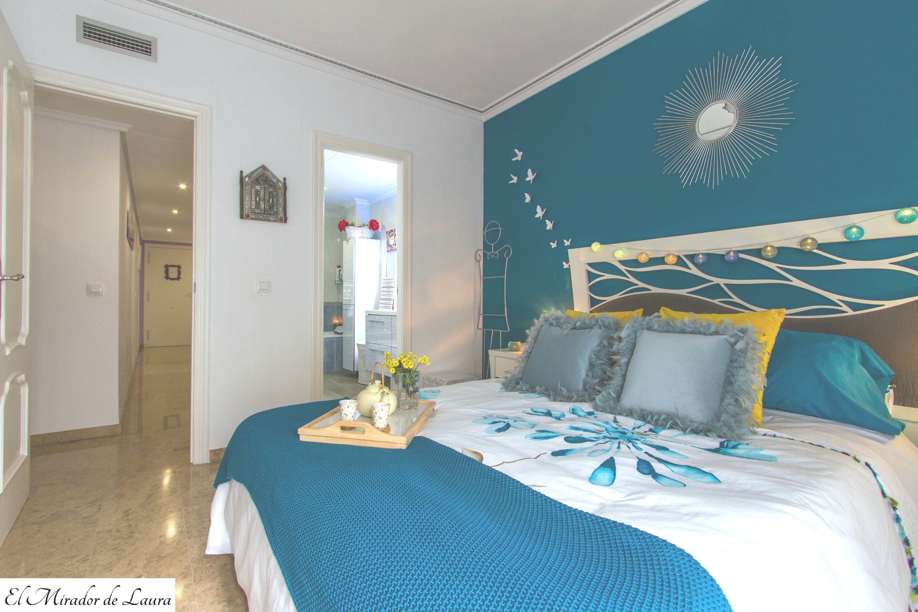 Dormitorio principal azul blanco amarillo