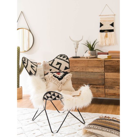 comoda madera silla etnica blanco y negro