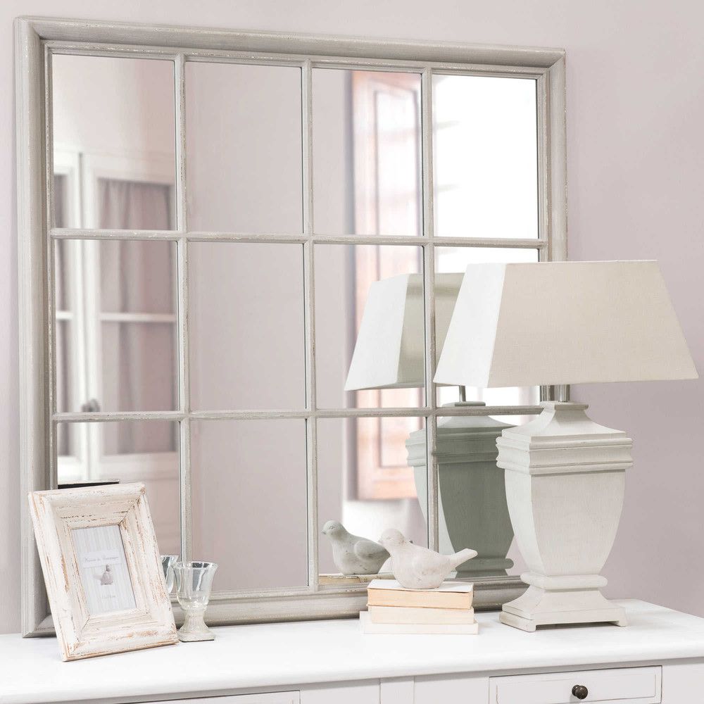 El espejo Camargue es un espejo de tipo ventana de madera gris_