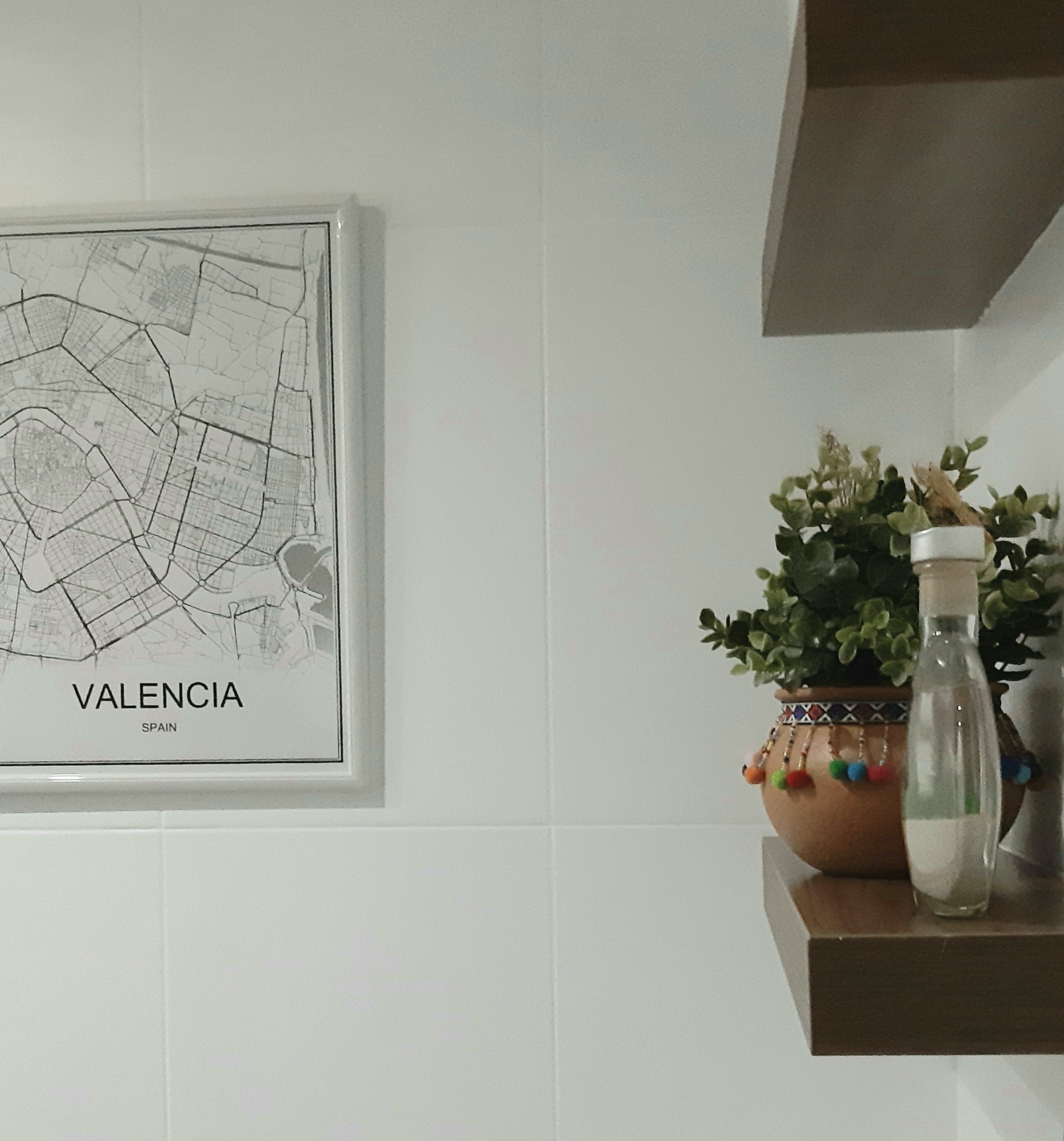 estanterias voladas madera baño.jpg